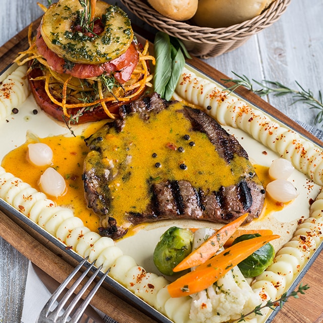 Cafe De Paris Soslu Izgara Antrikot Karışık Sebze Eşliğinde Cafe De Paris Soslu Izgara Antrikot Karışık Sebze Eşliğinde