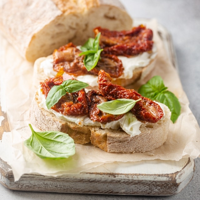 Kuru Domatesli ve Peynirli Bruschetta