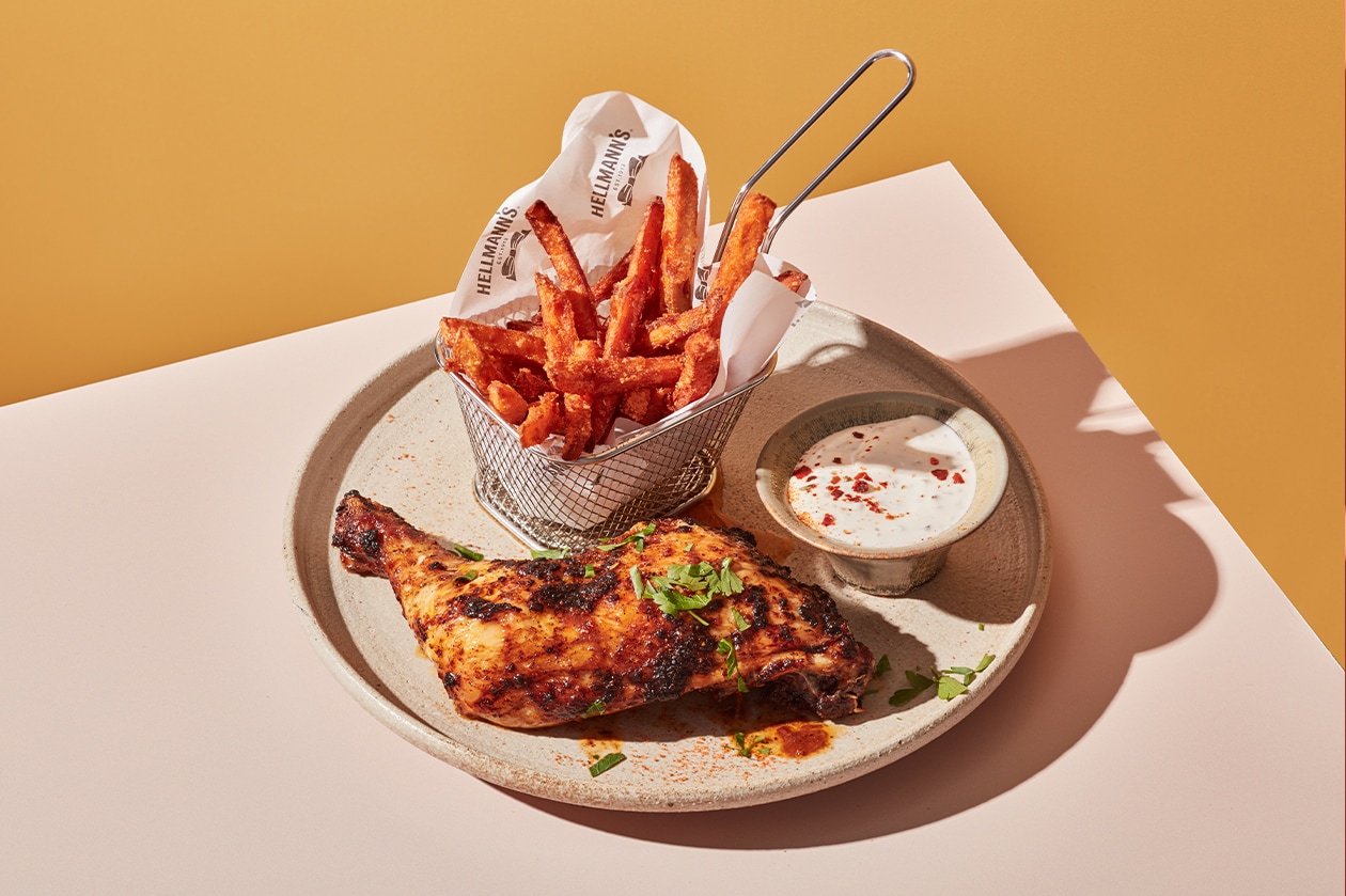 Kahve Kaplı Acılı Tavuk But, Çıtır Tatlı Patates ve Sumaklı Yoğurt Aioli ile – | UFS