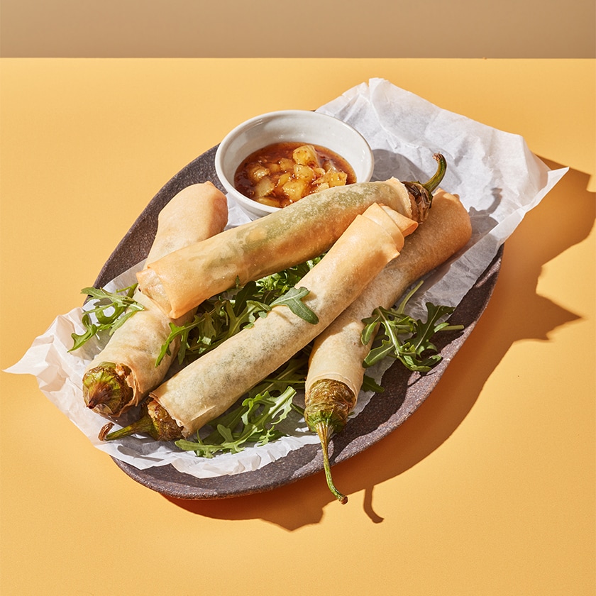 Keçi Peyniri ve Humus Dolgulu Dinamit Rulo, Acılı Ananas Chutney ile