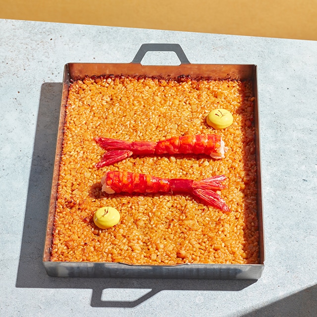 Safranlı Aioli ile Çeşnilendirilmiş Paella Safranlı Aioli ile Çeşnilendirilmiş Paella