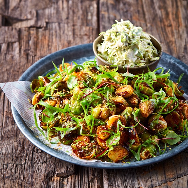 İsli Gochujang Glaze'li ile Hafif Közlenmiş Brüksel Lahanası İsli Gochujang Glaze'li ile Hafif Közlenmiş Brüksel Lahanası