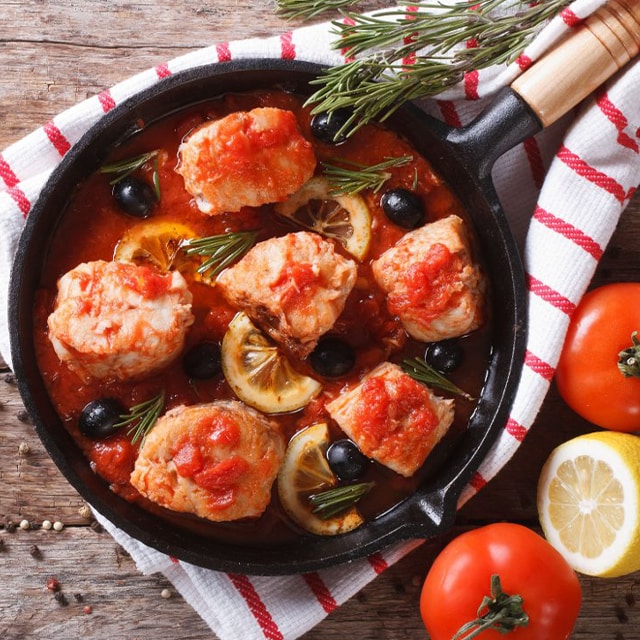 Akdeniz Usulü Zeytinli ve Domatesli Sinarit Balığı Yahnisi Akdeniz Usulü Zeytinli ve Domatesli Sinarit Balığı Yahnisi