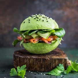Avokado Burger, Somon Füme ve Taze Sebzeler ile Avokado Burger, Somon Füme ve Taze Sebzeler ile