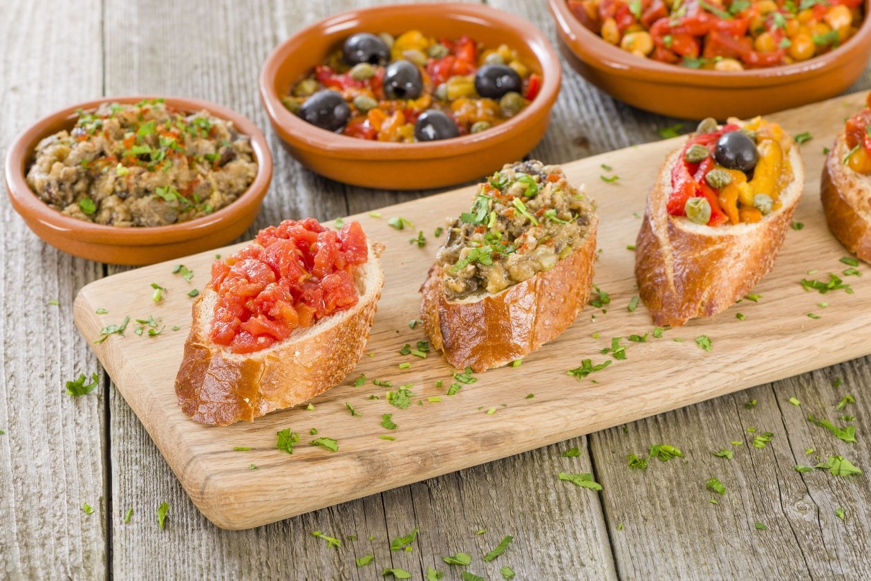 Baget Ekmeği Dilimleri Üzerinde 3 Farklı Tapas, Sarımsaklı Domates, Közlenmiş Patlıcan ve Zeytinli Fırınlanmış Biberler İle