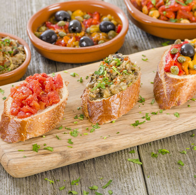 Baget Ekmeği Dilimleri Üzerinde 3 Farklı Tapas, Sarımsaklı Domates, Közlenmiş Patlıcan ve Zeytinli Fırınlanmış Biberler İle Baget Ekmeği Dilimleri Üzerinde 3 Farklı Tapas, Sarımsaklı Domates, Közlenmiş Patlıcan ve Zeytinli Fırınlanmış Biberler İle