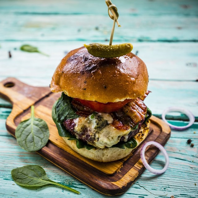 Baharatlı Kuzu Burger, Mozzerella Peyniri ve Körpe Ispanak ile Baharatlı Kuzu Burger, Mozzerella Peyniri ve Körpe Ispanak ile