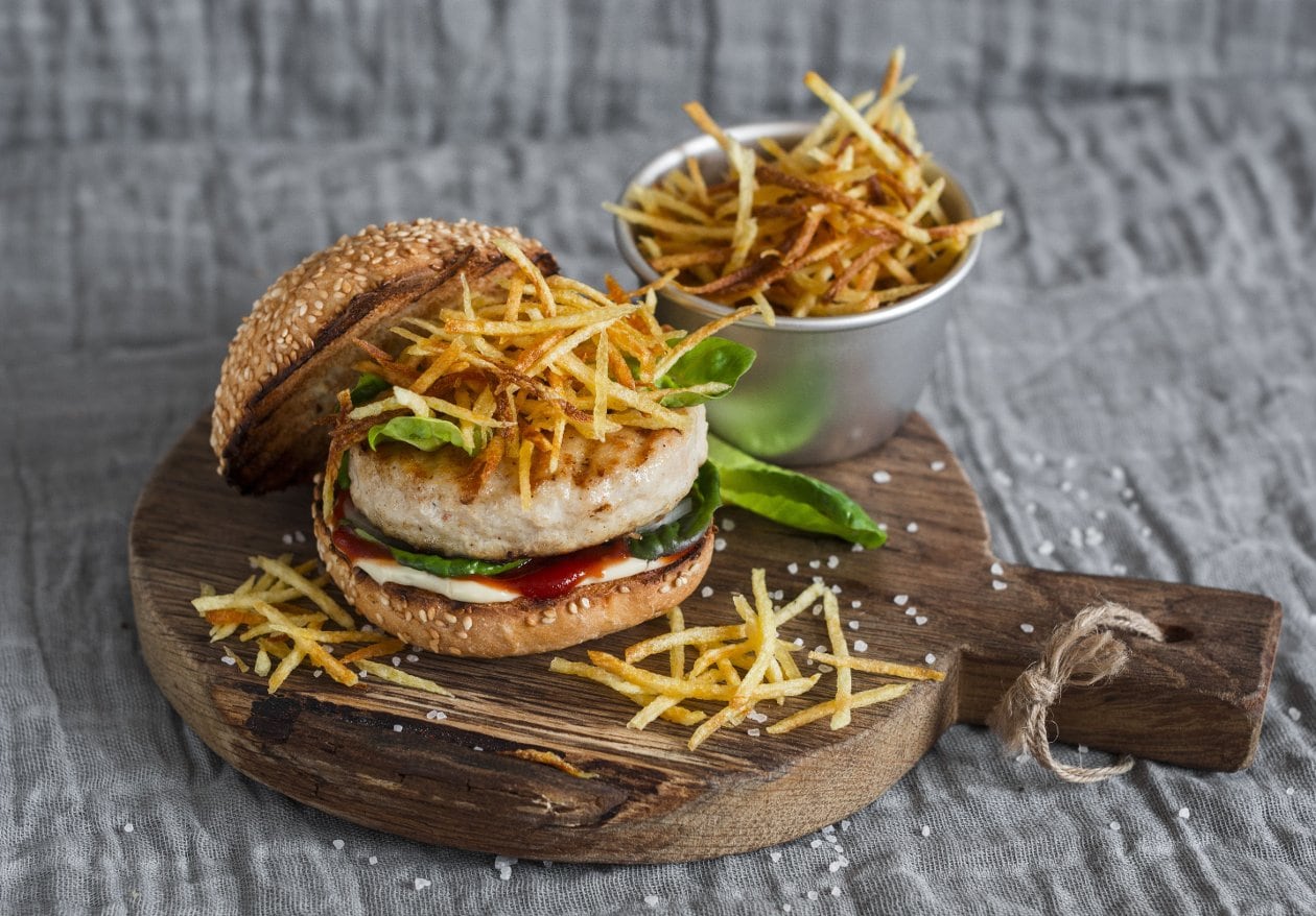BBQ Soslu Hindi Burger, Mozzerella Peyniri ve Kibrit Patates Kızartması ile