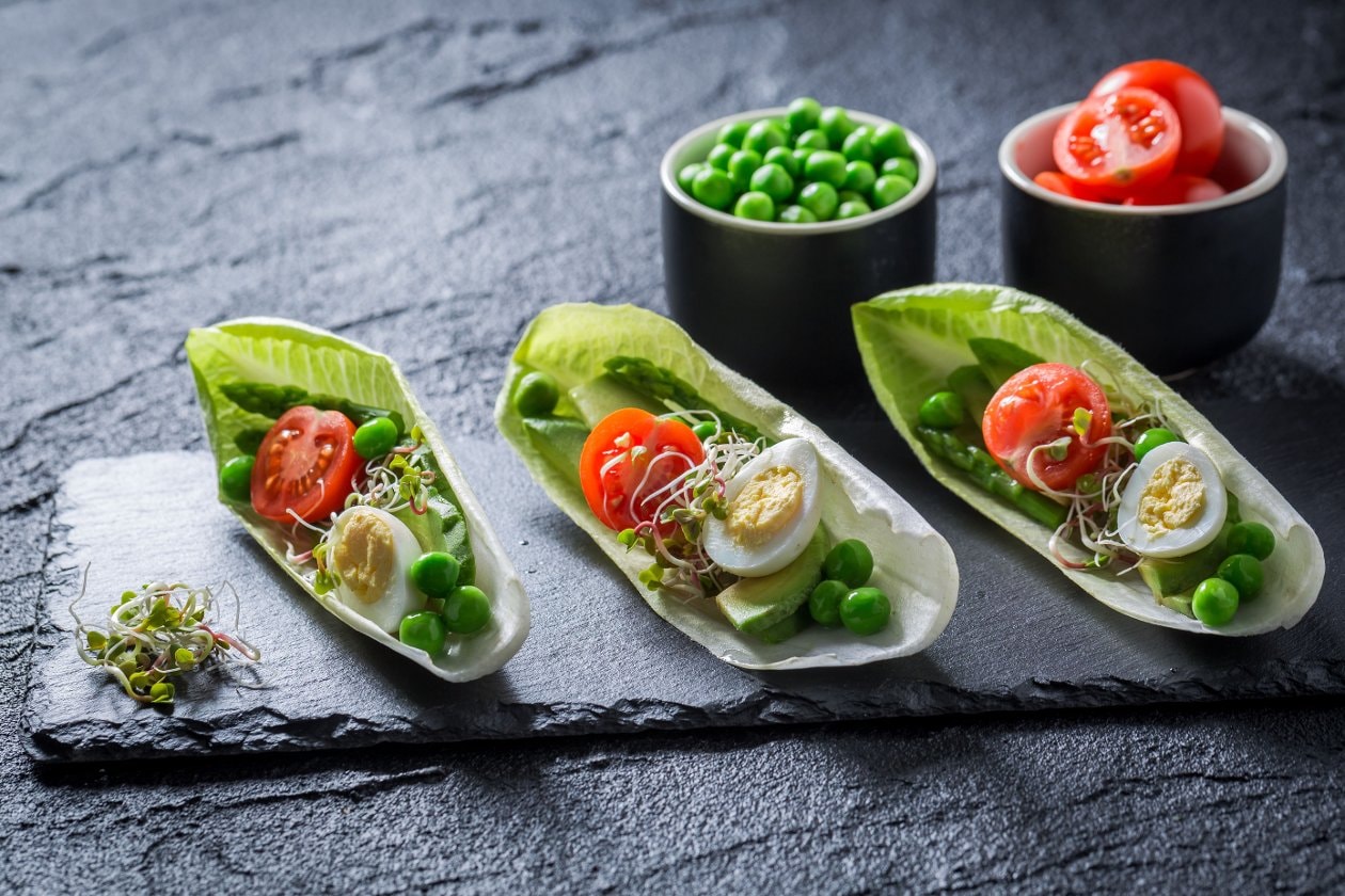Beyaz Hindiba Yaprakları İçerisinde, Bıldırcın Yumurtalı ve Avokadolu Salata, Filizler ile