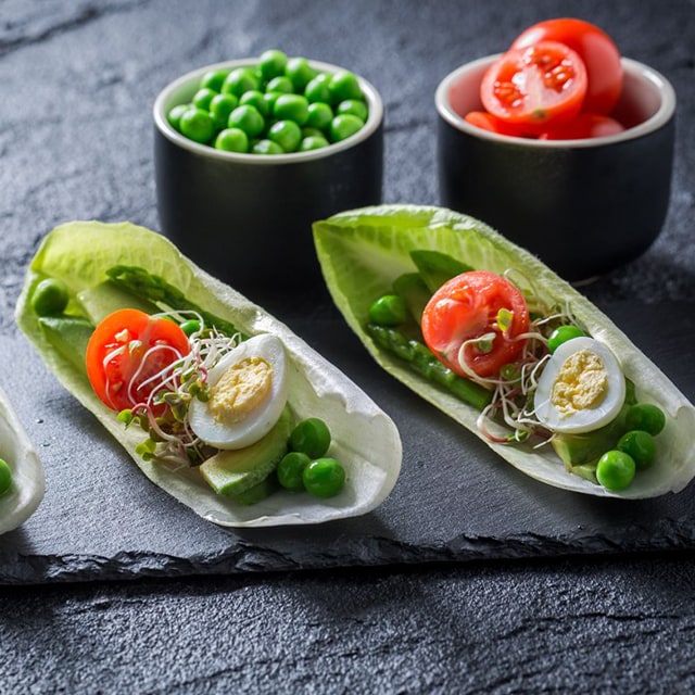 Beyaz Hindiba Yaprakları İçerisinde, Bıldırcın Yumurtalı ve Avokadolu Salata, Filizler ile