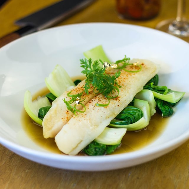 Buharda Pişmiş Dil Balığı, Bok Choy ve Soya Soslu Jüs ile Buharda Pişmiş Dil Balığı, Bok Choy ve Soya Soslu Jüs ile
