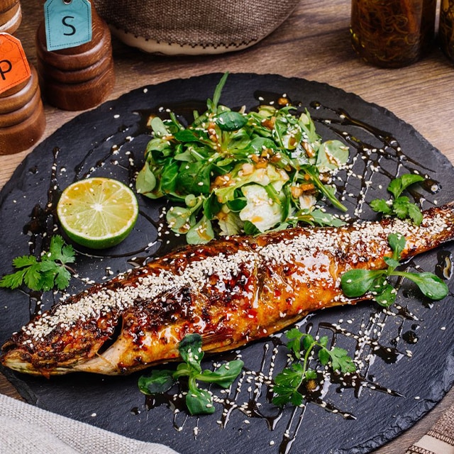 Bütün Levrek Izgara, Yeşil Salata, Misket Limonu Ve Susam İle