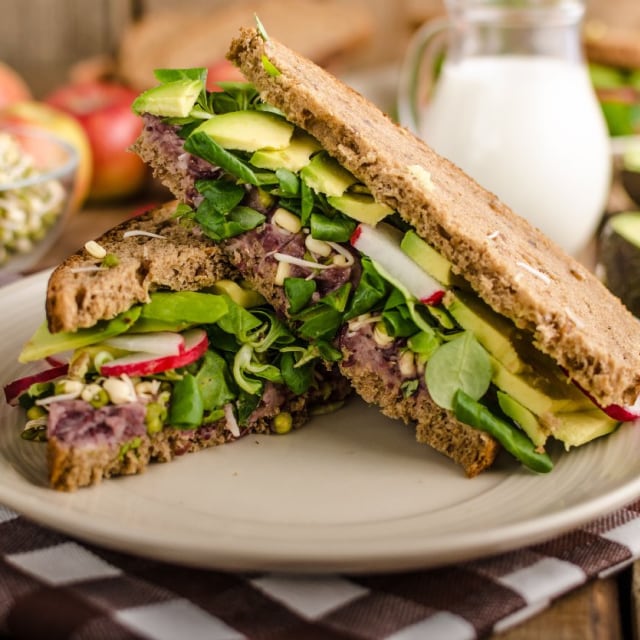 Chipotle Mayonezi ve Avokadolu Yaz Sandwich'i Chipotle Mayonezi ve Avokadolu Yaz Sandwich'i