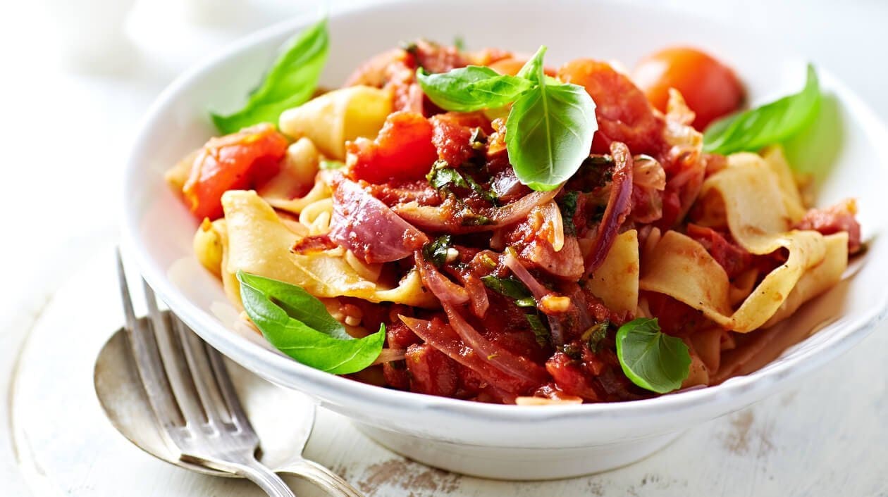 Domates Soslu Patlıcanlı ve Dil Peynirli Pappardelle Domates Soslu Patlıcanlı ve Dil Peynirli Pappardelle