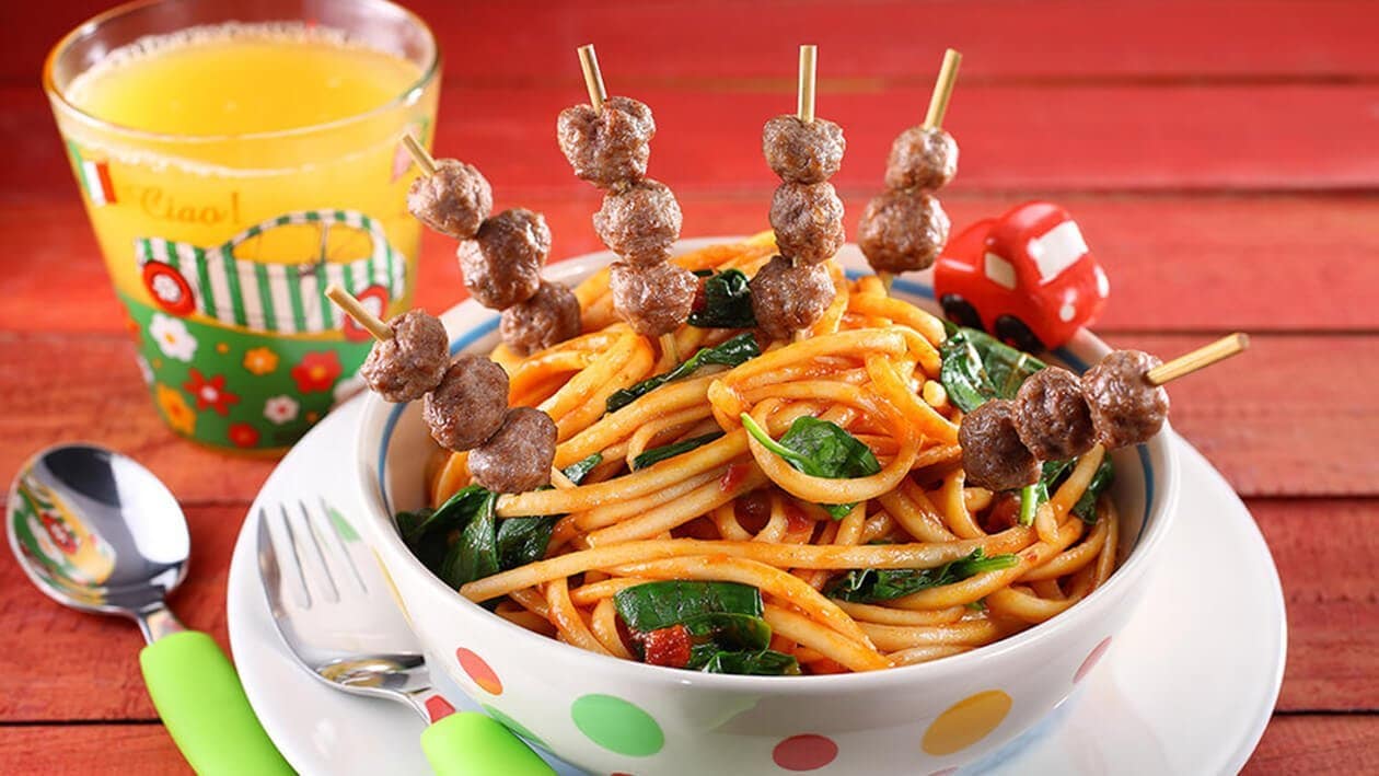 Domates Soslu ve Köfteli Linguini Makarna Domates Soslu ve Köfteli Linguini Makarna
