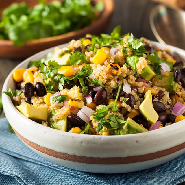 Ev Yapımı Güneybatı Meksika Kinoa Salatası, Fasulye, Mısır ve Kişniş ile Ev Yapımı Güneybatı Meksika Kinoa Salatası, Fasulye, Mısır ve Kişniş ile