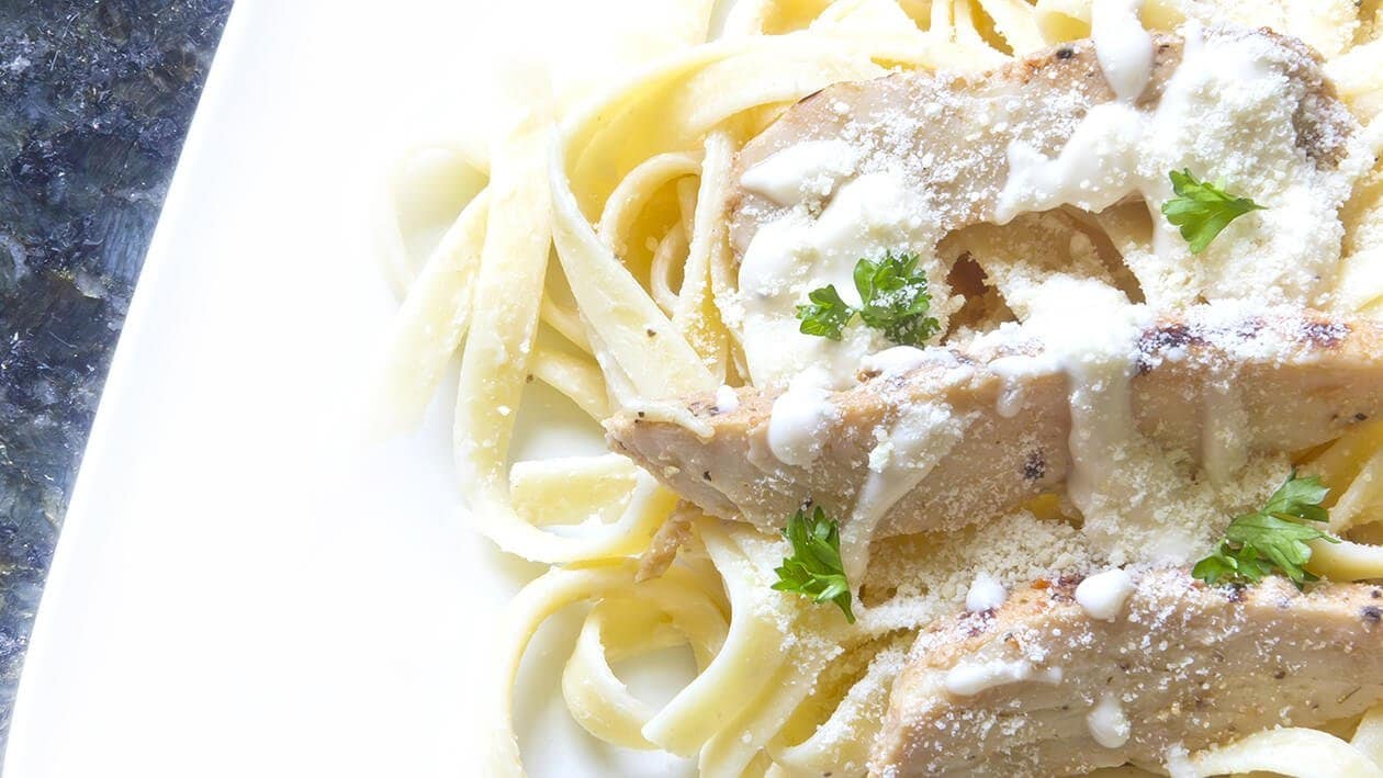 Fettucine Alfredo Tavuklu ve Mantarlı