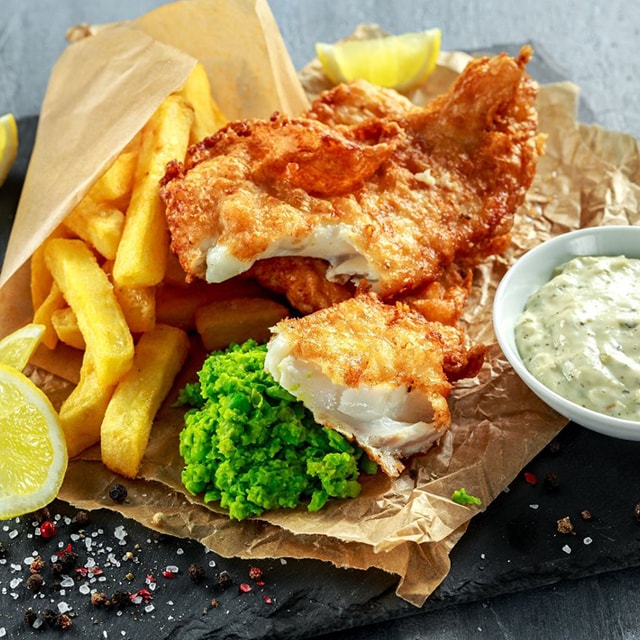 Fish & Chips Yeşil Bezelye Ezmesi ve Tartar Sos ile Fish & Chips Yeşil Bezelye Ezmesi ve Tartar Sos ile