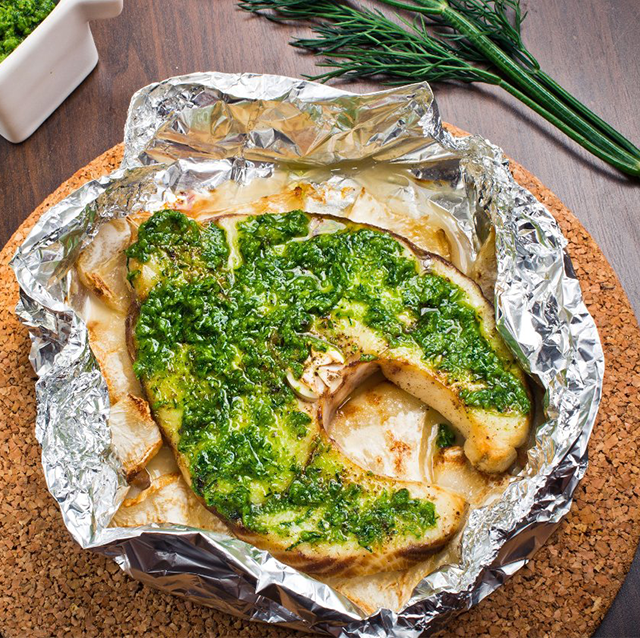 Folyoda Fırınlanmış Kılıç Balığı Steak, Dereotlu Pesto Sos İle Folyoda Fırınlanmış Kılıç Balığı Steak, Dereotlu Pesto Sos İle