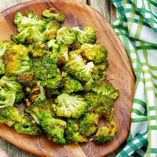Fırınlanmış Brokoli, Tahin Sos İle