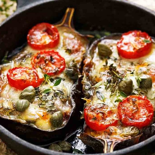 Fırınlanmış Sebzeli Patlıcan Dolması, Mozzerella Peyniri ve Aromatik Baharatlar ile Fırınlanmış Sebzeli Patlıcan Dolması, Mozzerella Peyniri ve Aromatik Baharatlar ile