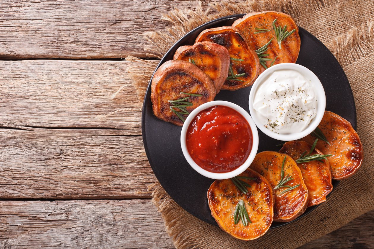 Izgara Tatlı Patates, Sarımsaklı Mayonez Dip ve Acı Sos ile – - Tarifi Izgara Tatlı Patates, Sarımsaklı Mayonez Dip ve Acı Sos ile – - Tarifi