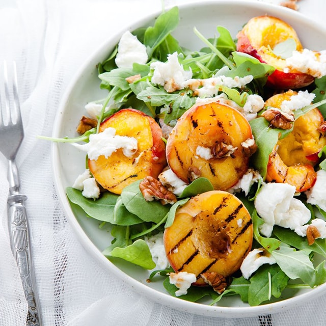 Izgara Şeftalili Yaz Salatası, Burrata Peyniri, Ceviz, Nar Ekşisi ve Roka Yaprakları ile Izgara Şeftalili Yaz Salatası, Burrata Peyniri, Ceviz, Nar Ekşisi ve Roka Yaprakları ile