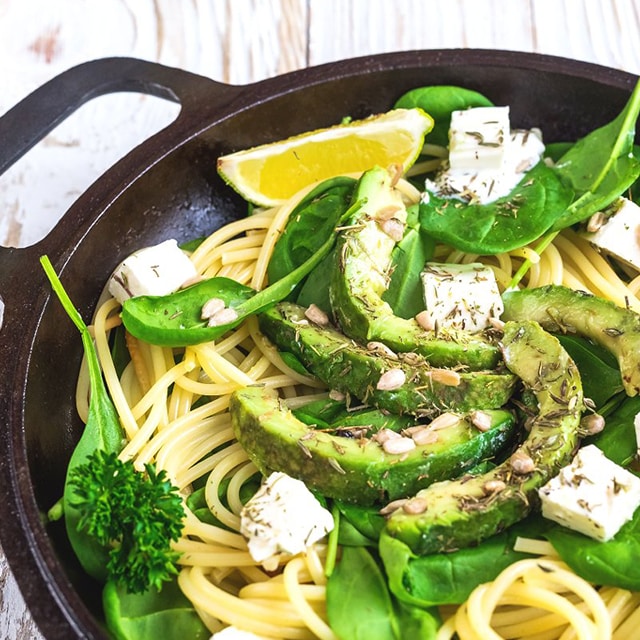 İtalyan Fettuccine Makarnası, Avokado, Beyaz Peynir, Minik Ispanak Yaprakları, Misket Limonu ve Pesto Sos ile İtalyan Fettuccine Makarnası, Avokado, Beyaz Peynir, Minik Ispanak Yaprakları, Misket Limonu ve Pesto Sos ile