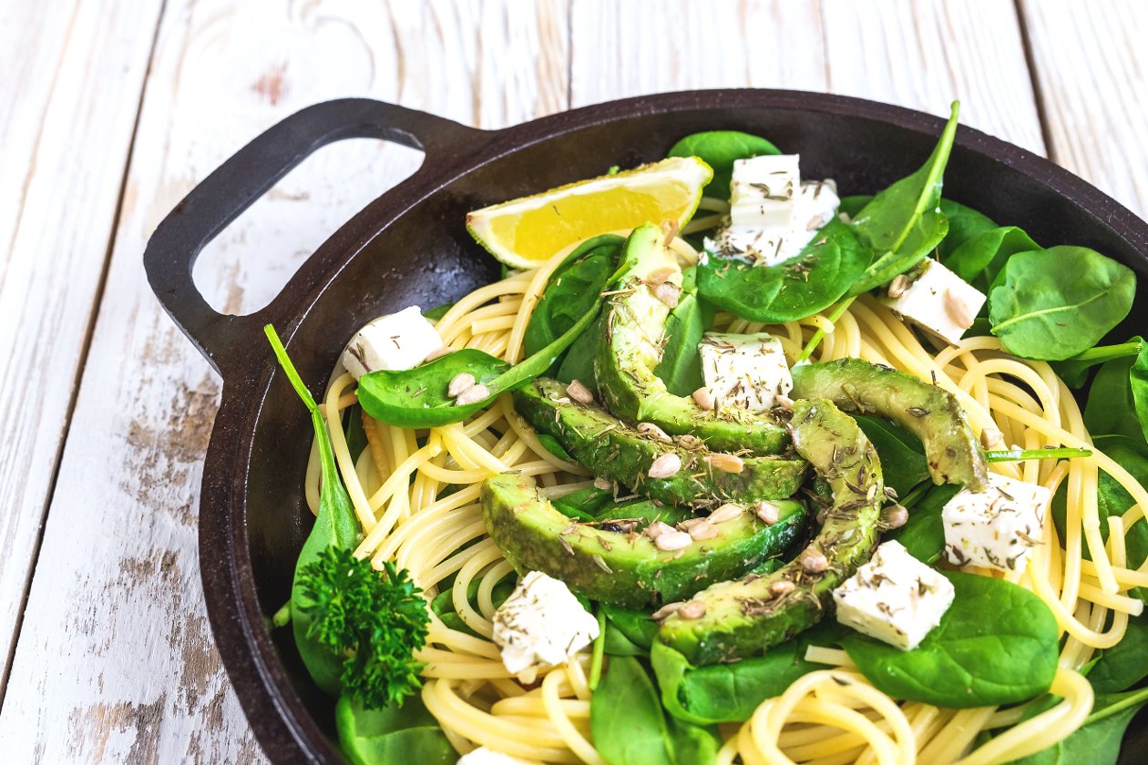 İtalyan Fettuccine Makarnası, Avokado, Beyaz Peynir, Minik Ispanak Yaprakları, Misket Limonu ve Pesto Sos ile – | UFS