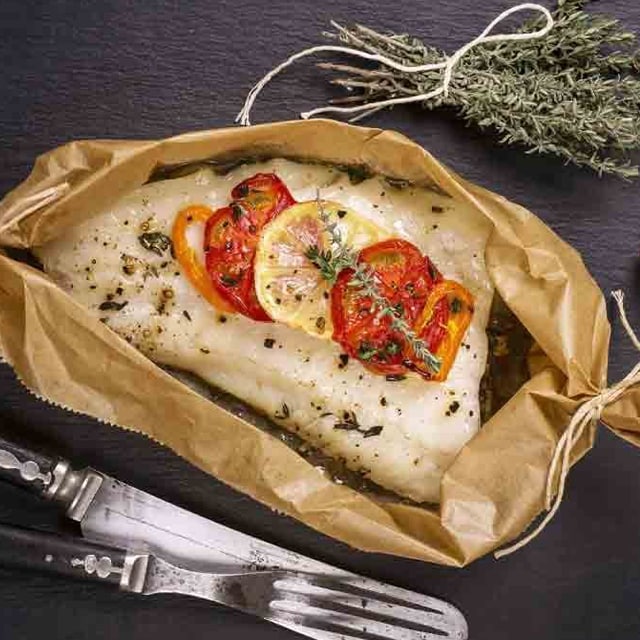 Kağıtta Levrek Filetosu, Izgara Bahçe Sebzeleri ve Hellim Peyniri Şiş ile Kağıtta Levrek Filetosu, Izgara Bahçe Sebzeleri ve Hellim Peyniri Şiş ile