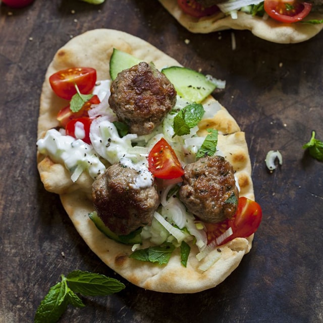 Köfte Ekmek, Yoğurt, Salatalık, Domates, Soğan ve Nane ile