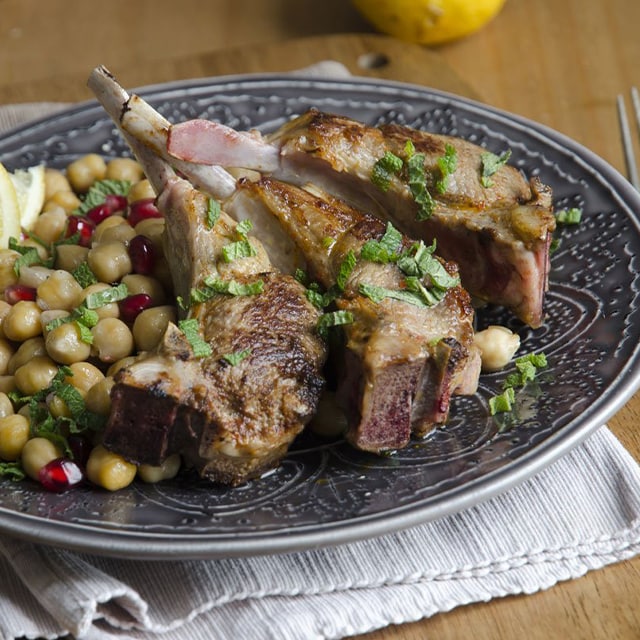 Mangalda Kuzu Kalem Pirzola, Ekşili Nohut Salatası ile
