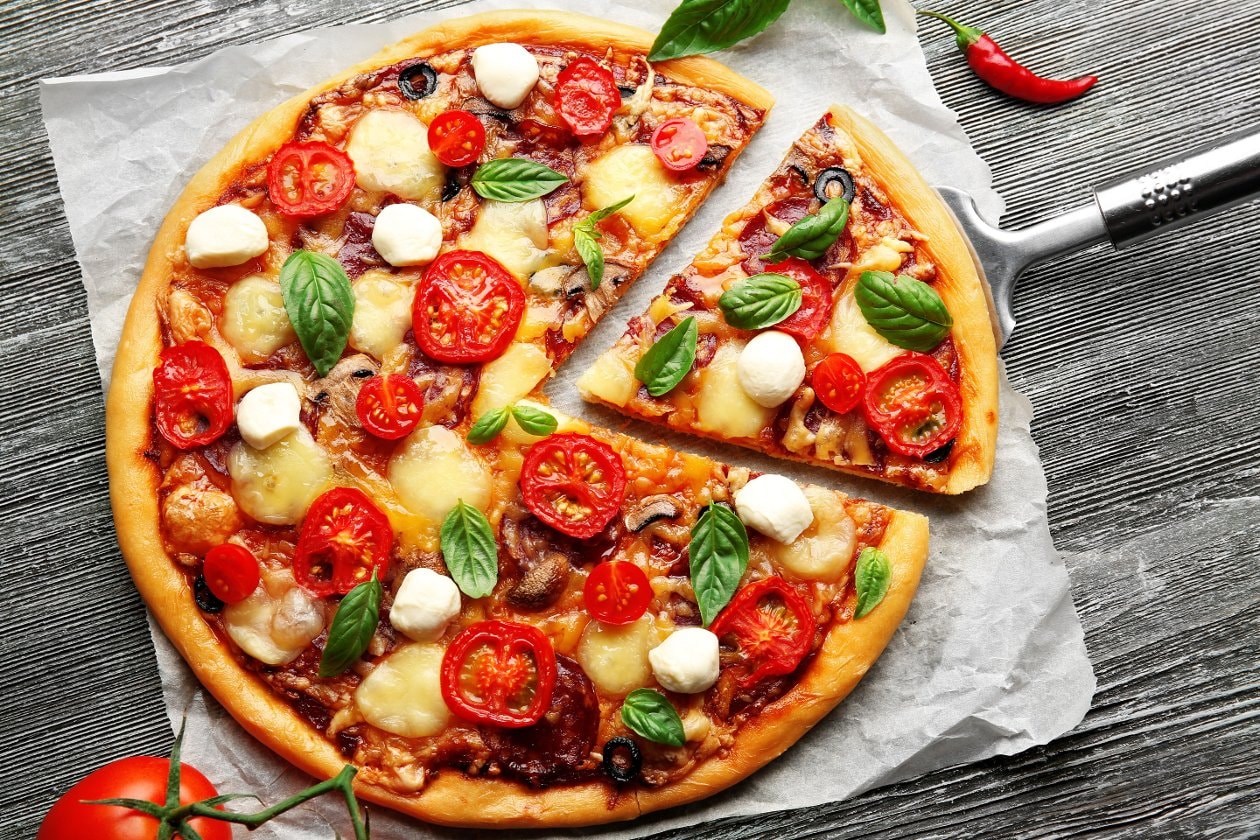 Mantar, Sucuk, Domates Ve Mozzerella Peynirli Pizza, Fesleğen Yaprakları İle – | UFS