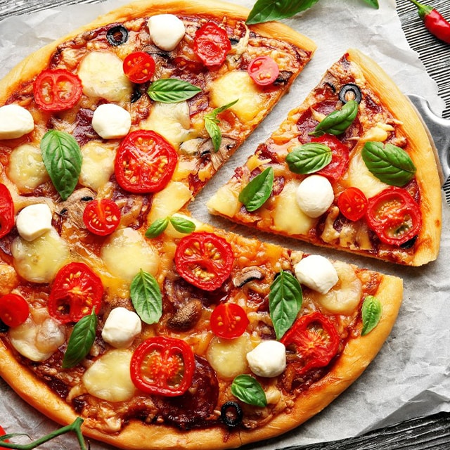 Mantar, Sucuk, Domates Ve Mozzerella Peynirli Pizza, Fesleğen Yaprakları İle Mantar, Sucuk, Domates Ve Mozzerella Peynirli Pizza, Fesleğen Yaprakları İle