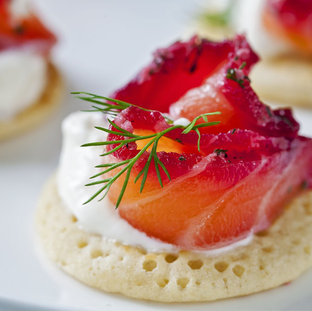 Pancarlı Somon Balığı Grawlax, Ekşi Krema ve Patatesli Bilini İle