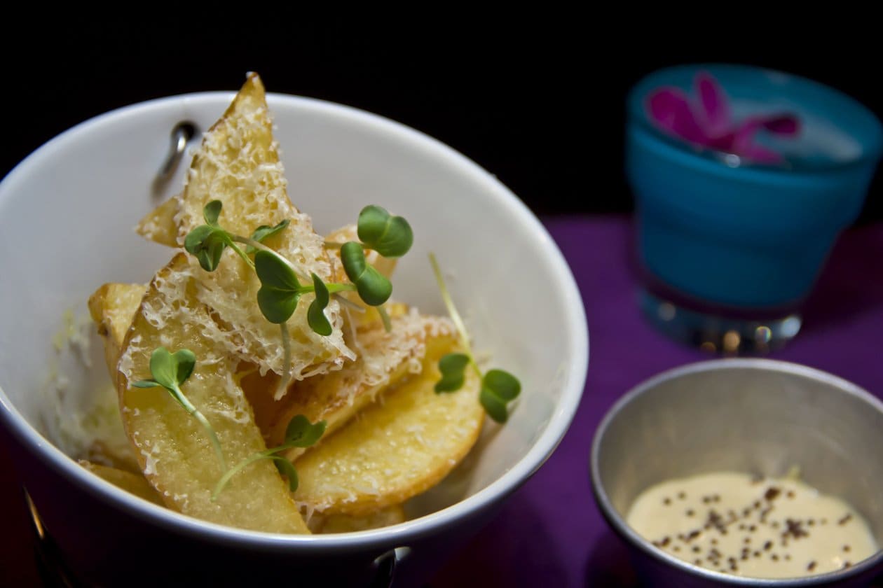 Parmesan Peynirli Elma Dilimi Patatesler, Trüf Esanslı Ve Fırınlanmış Sarımsaklı Mayonez Dip ile