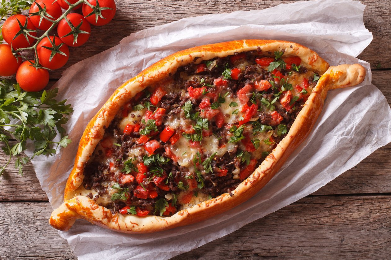 Patatesli Ve Kavurmalı Açık Pide