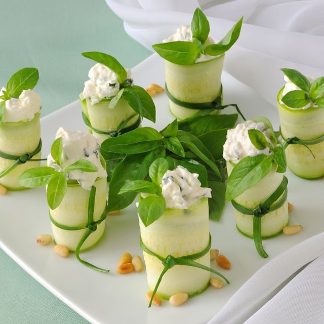 Ricotta Peyniri ile Doldurulmuş Kabak Ruloları, Fesleğen ve Çamfıstığı ile Ricotta Peyniri ile Doldurulmuş Kabak Ruloları, Fesleğen ve Çamfıstığı ile