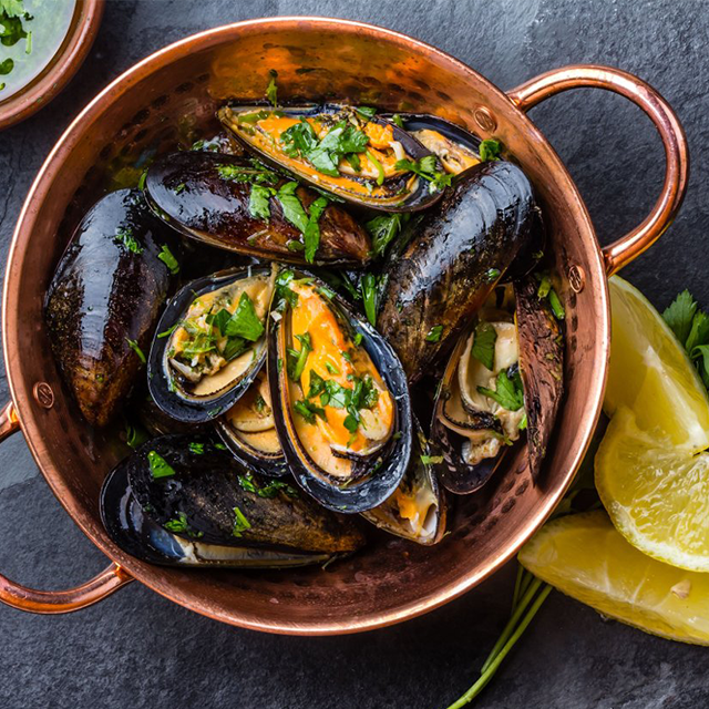 Sarımsaklı Midye Sote, Limon Ve Taze Baharatlar İle Sarımsaklı Midye Sote, Limon Ve Taze Baharatlar İle