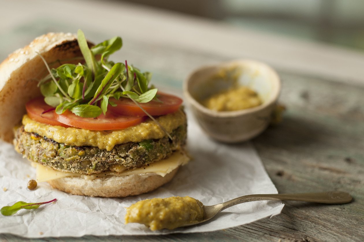 Sağlıklı Sebze Burger, Hardallı Patlıcan Sos ve Kars Gravyer Peyniri ile – - Tarifi