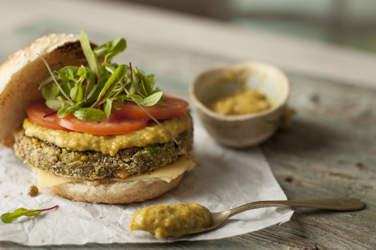 Sağlıklı Sebze Burger, Hardallı Patlıcan Sos ve Kars Gravyer Peyniri ile – | UFS