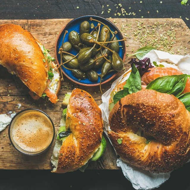 Somon Fümeli Bagel, Avokado, Labne Peyniri ve Fesleğen ile Somon Fümeli Bagel, Avokado, Labne Peyniri ve Fesleğen ile