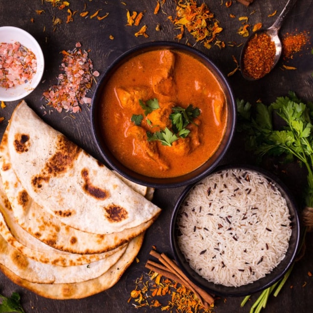 Tavuk Tandoori, Nan Ekmeği ve Buharda Pişmiş Pirinç İle Tavuk Tandoori, Nan Ekmeği ve Buharda Pişmiş Pirinç İle