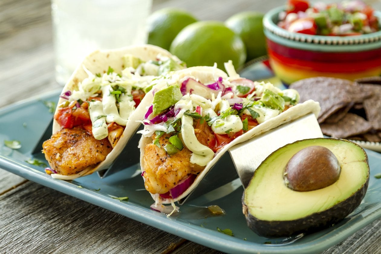 Taze Coleslaw Salatalı Balık Taco, Salsa, Misket Limonlu Ekşi Krema ve Avakado ile – - Tarifi Taze Coleslaw Salatalı Balık Taco, Salsa, Misket Limonlu Ekşi Krema ve Avakado ile – - Tarifi