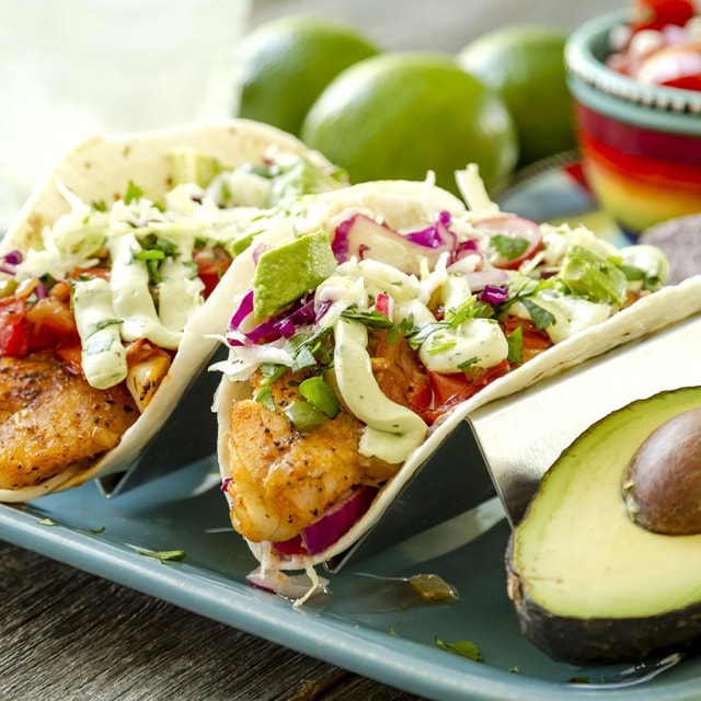 Taze Coleslaw Salatalı Balık Taco, Salsa, Misket Limonlu Ekşi Krema ve Avokado ile Taze Coleslaw Salatalı Balık Taco, Salsa, Misket Limonlu Ekşi Krema ve Avokado ile