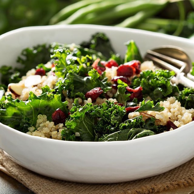 Taze Kale ve Kinoa Salatası, Kızılcık Kurusu ve Badem ile