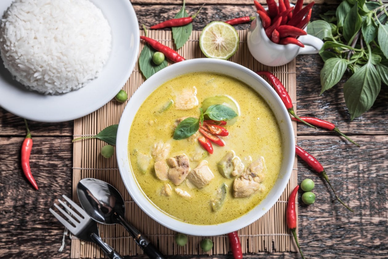 Yeşil Tavuk "Curry", Buharda Pişmiş Pirinç ve Misket Limonu İle