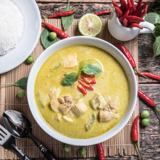 Yeşil Tavuk Curry, Buharda Pişmiş Pirinç ve Misket Limonu İle Yeşil Tavuk Curry, Buharda Pişmiş Pirinç ve Misket Limonu İle