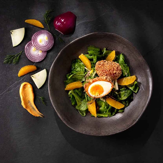 Yeşil Elmalı Roka Salatası, Çıtır Kaplamalı Yumurta ile Yeşil Elmalı Roka Salatası, Çıtır Kaplamalı Yumurta ile