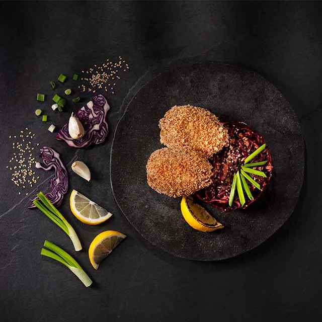 Çıtır Kaplamalı Teriyaki Palamut, Hardallı Kırmızı Lahana Salatası Çıtır Kaplamalı Teriyaki Palamut, Hardallı Kırmızı Lahana Salatası
